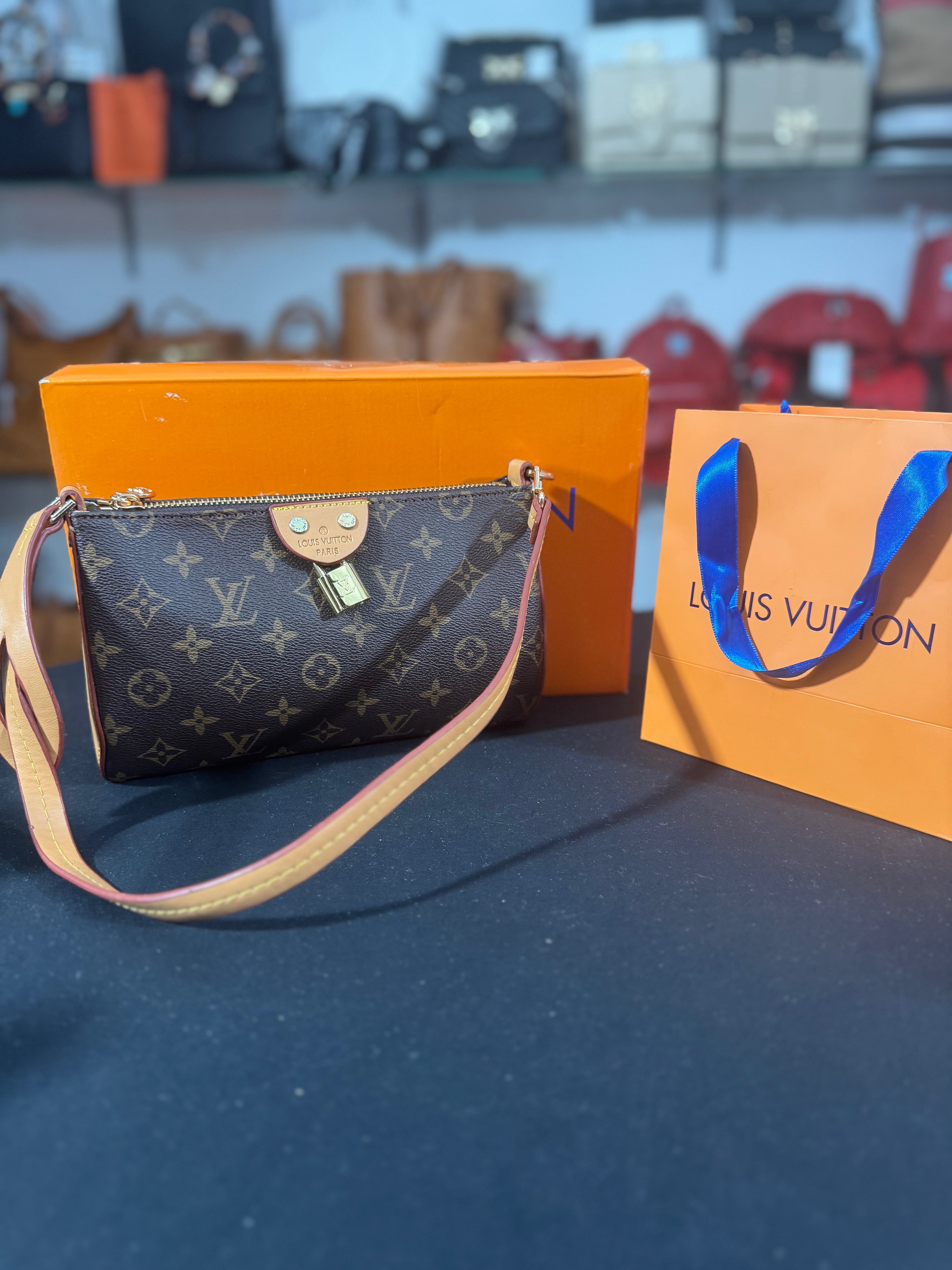 Louis Vuitton purse favorite monogram 25x15