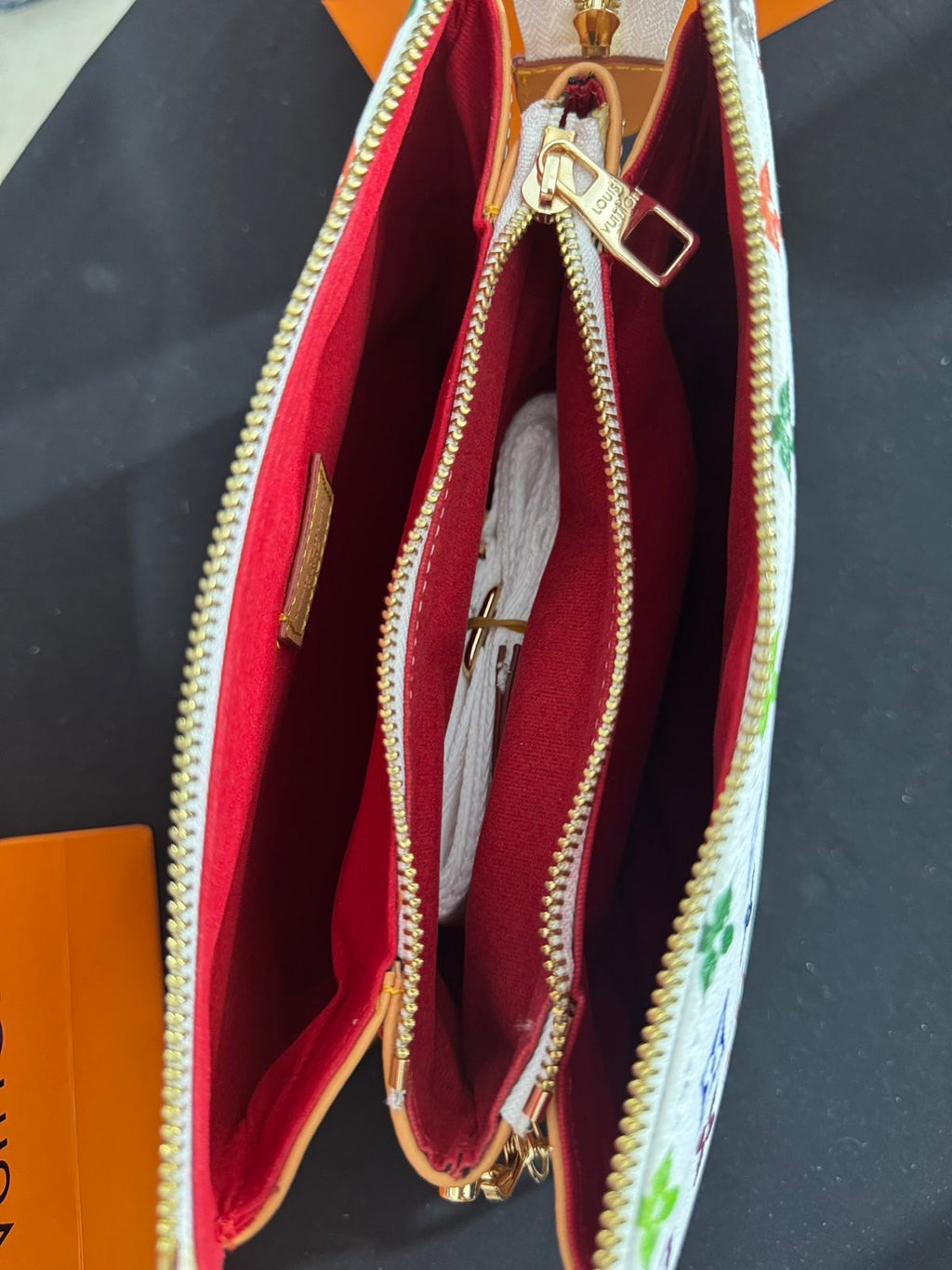 Louis Vuitton coussin Murakami